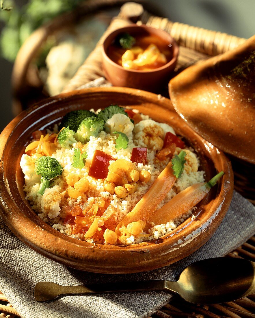 Couscous mit Gemüse in einer Tajine