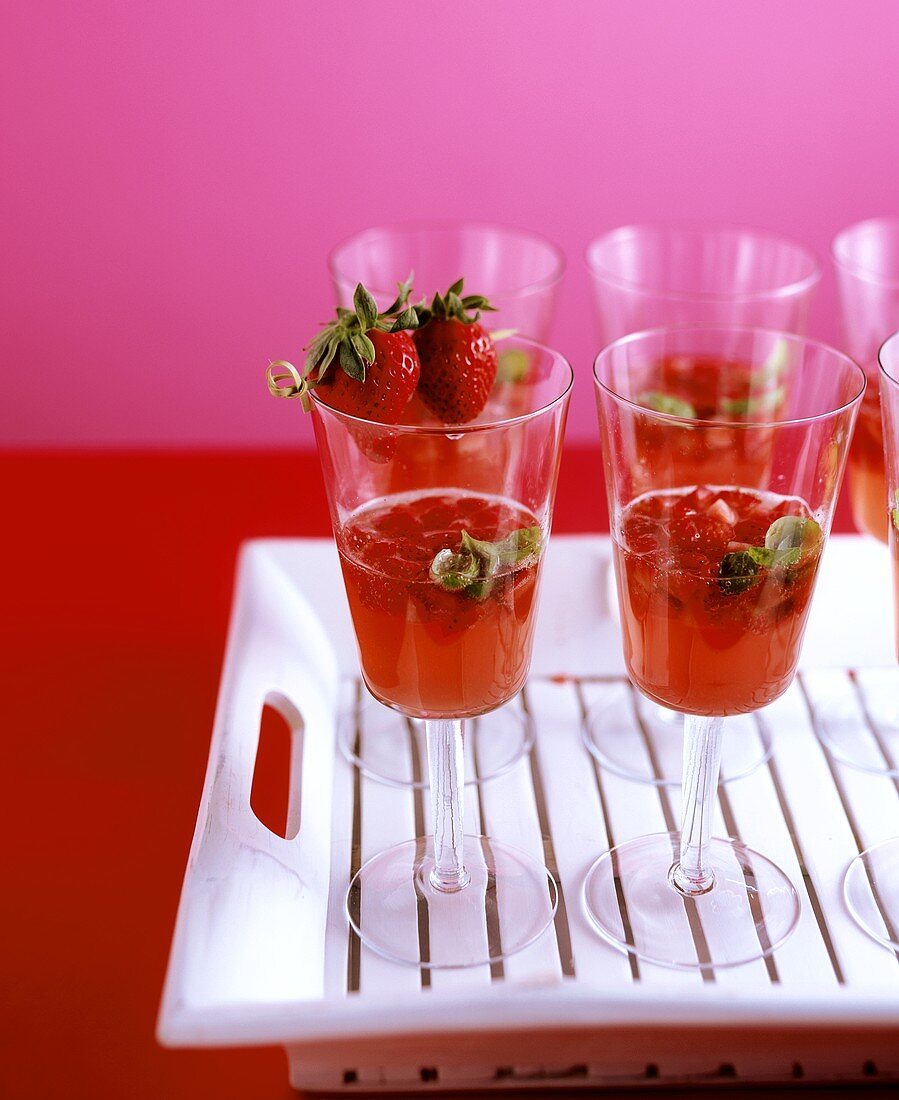 Champagner-Bowle mit Erdbeeren und Basilikum