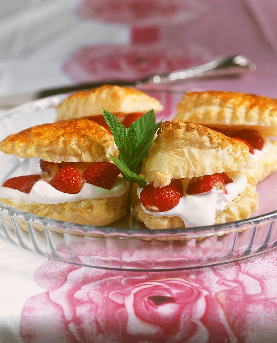 Puff pastry with mascarpone and strawberry filling