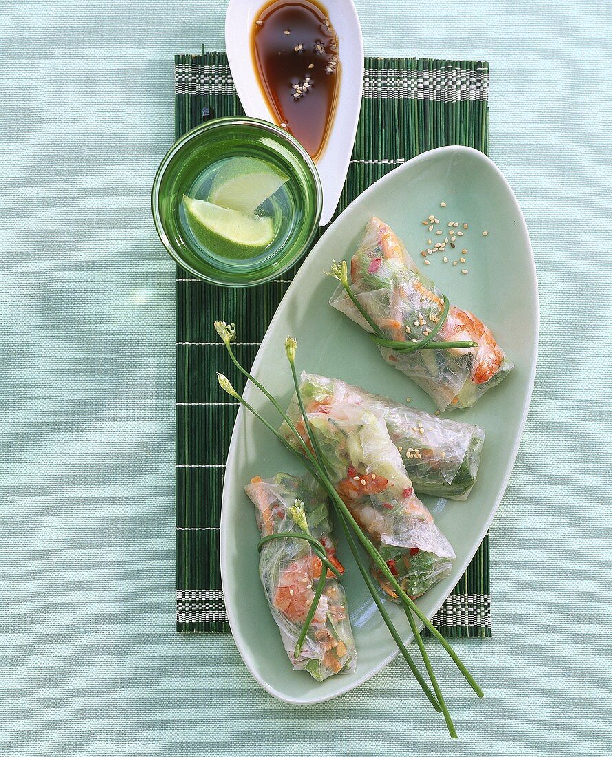 Asiatische Reispapierröllchen mit Shrimps