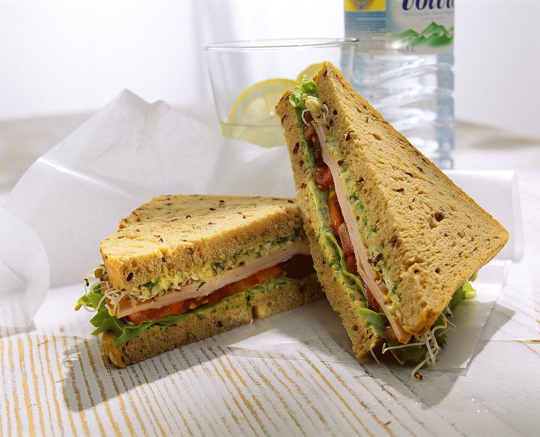 Vollkorn-Sandwich mit Kochschinken und Sprossen