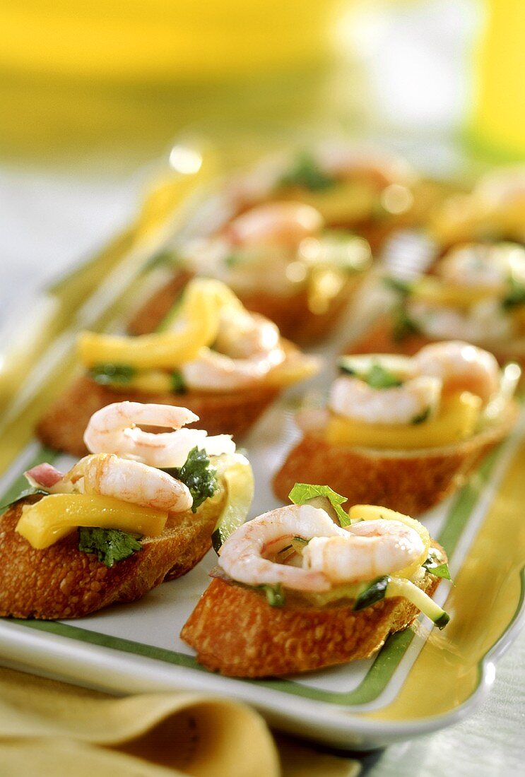 Baguette snacks with courgettes and shrimps
