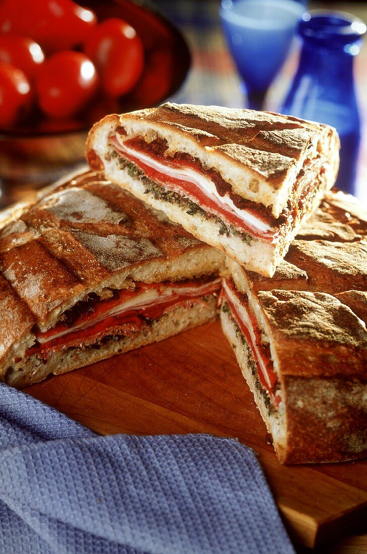 Fladenbrot nach Sandwich-Art belegt mit Wurst, Käse, Tomaten etc.