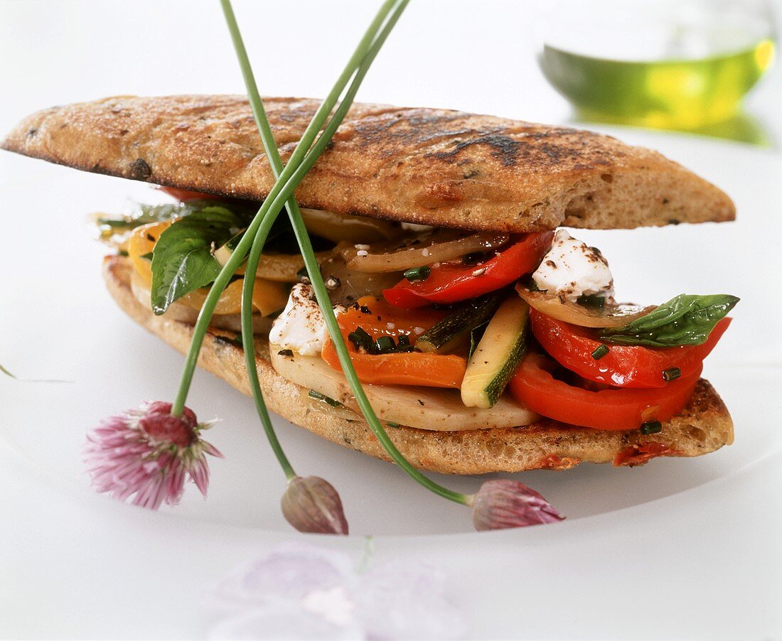 Ciabatta-Sandwich mit gegrilltem Gemüse und Feta