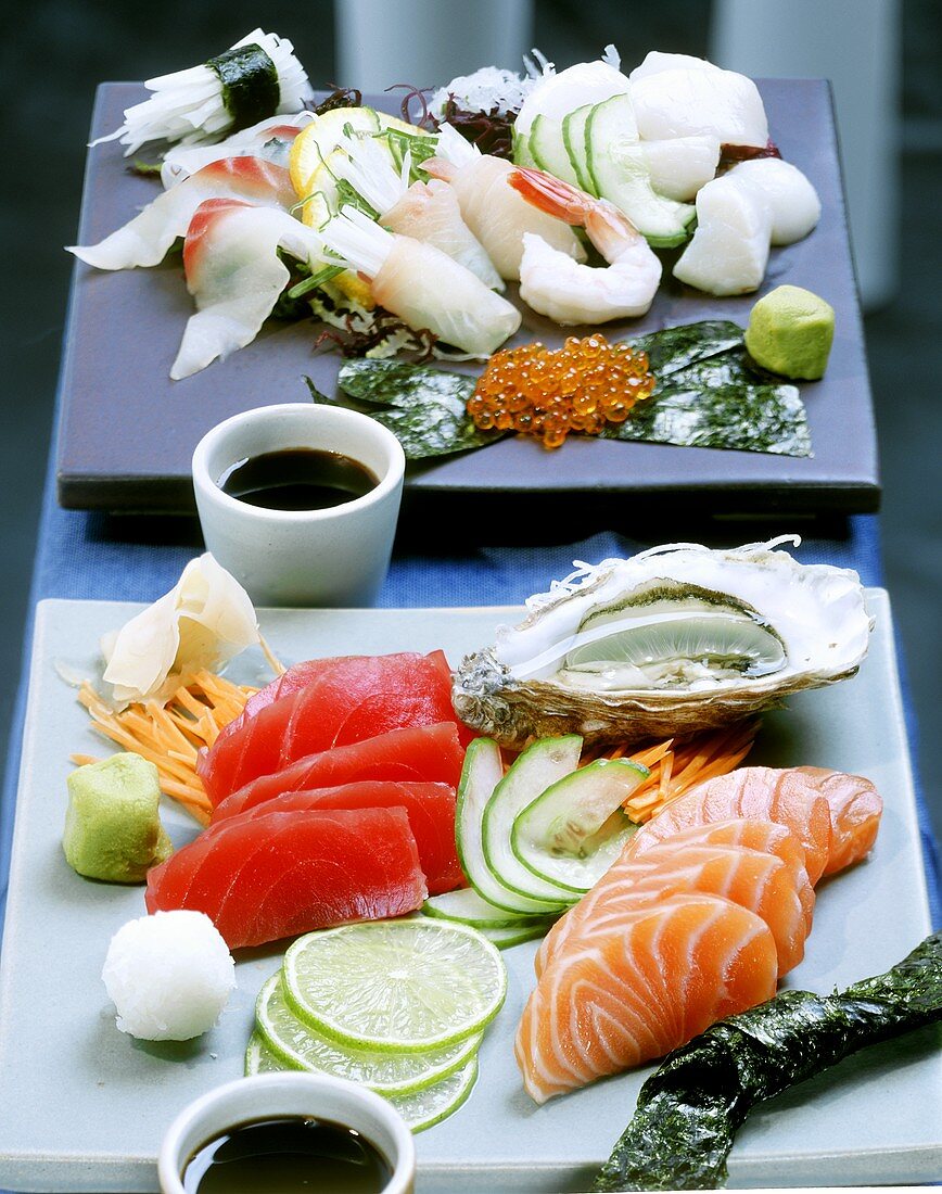 Sashimi mit Wolfsbarsch und mit Austern, Thunfisch und Lachs