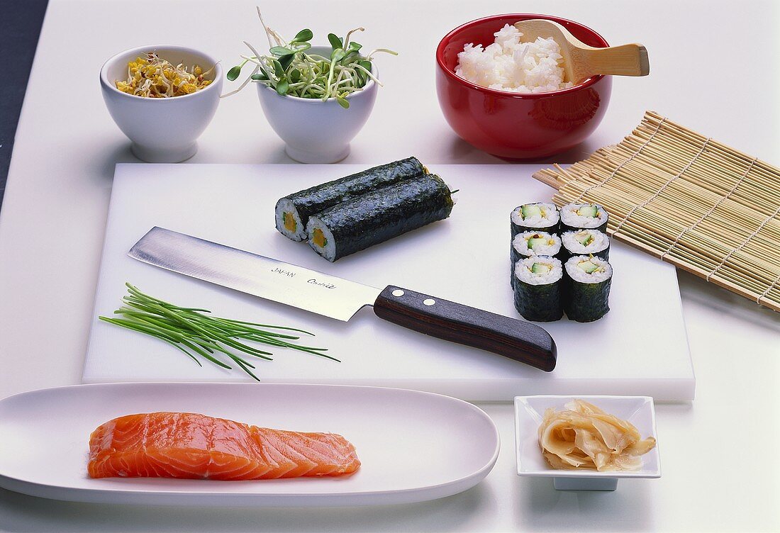Stillleben mit Maki-Sushi, Sushi-Messer und Zutaten