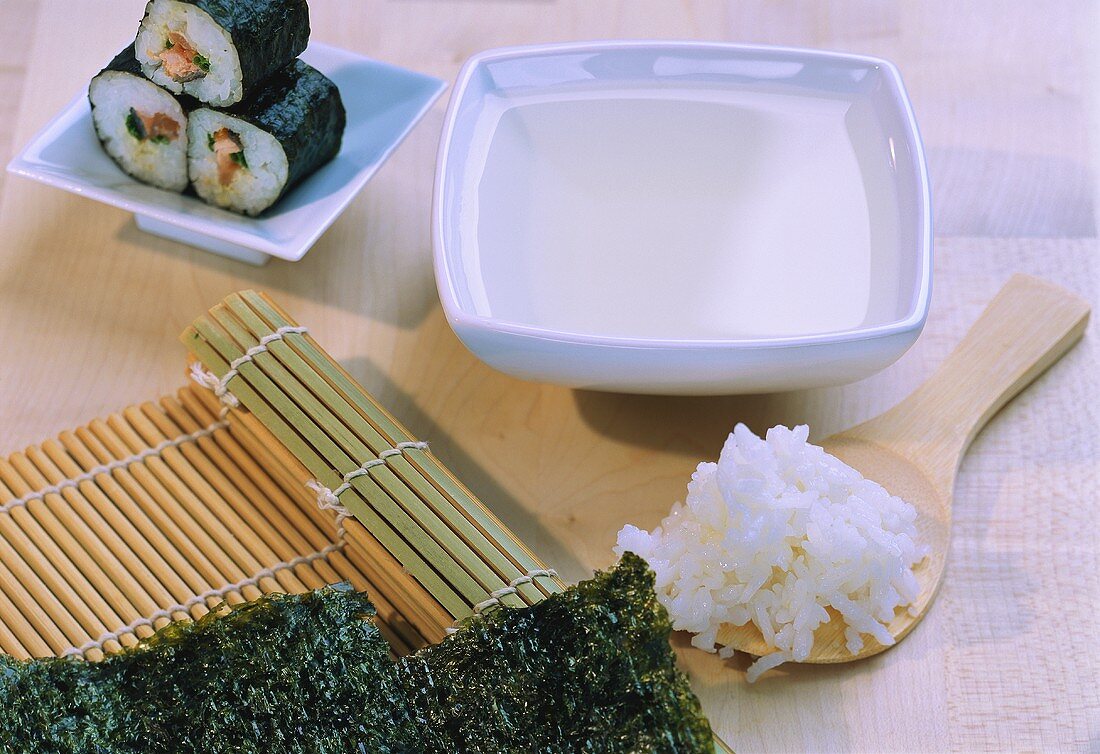 Zutaten für Sushi: Klebreis, Noriblätter und Essigwasser
