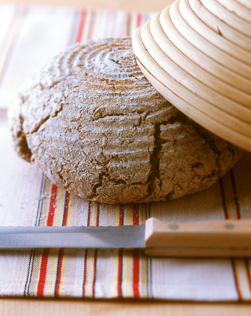 Weizenvollkornbrot mit runder Brotform und Messer