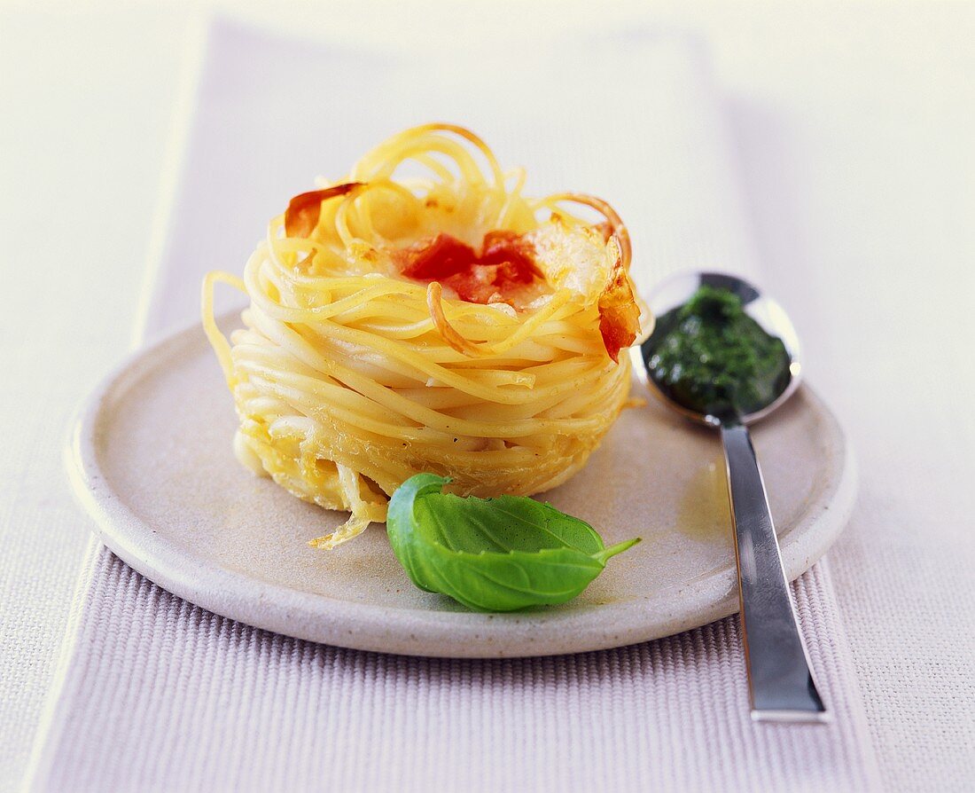 Spaghetti-Nest mit Tomaten und Mozzarella