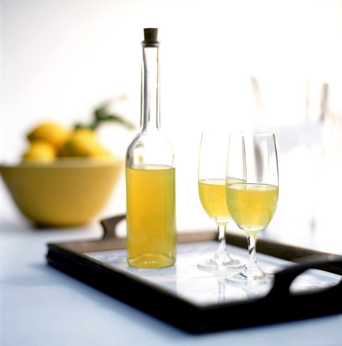 Flasche Limoncello mit zwei Gläsern auf Tablett