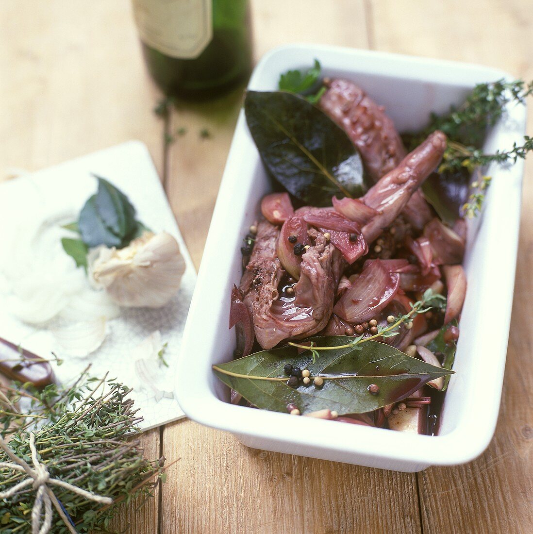 Kaninchenfleisch zieht in süsssaurer Marinade