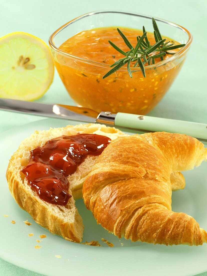 Kirschkonfitüre auf Croissant; Pfirsich-Rosmarin-Konfitüre