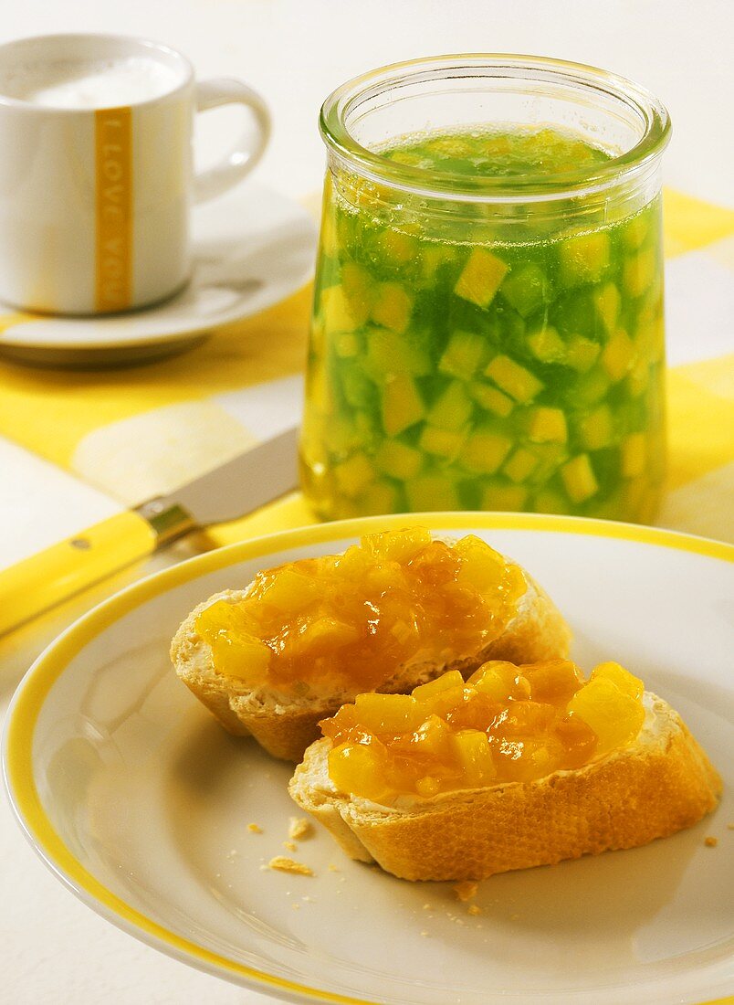 Brote mit Mango-Melonen-Konfitüre, Glas mit Mango-Kiwi-Gelee