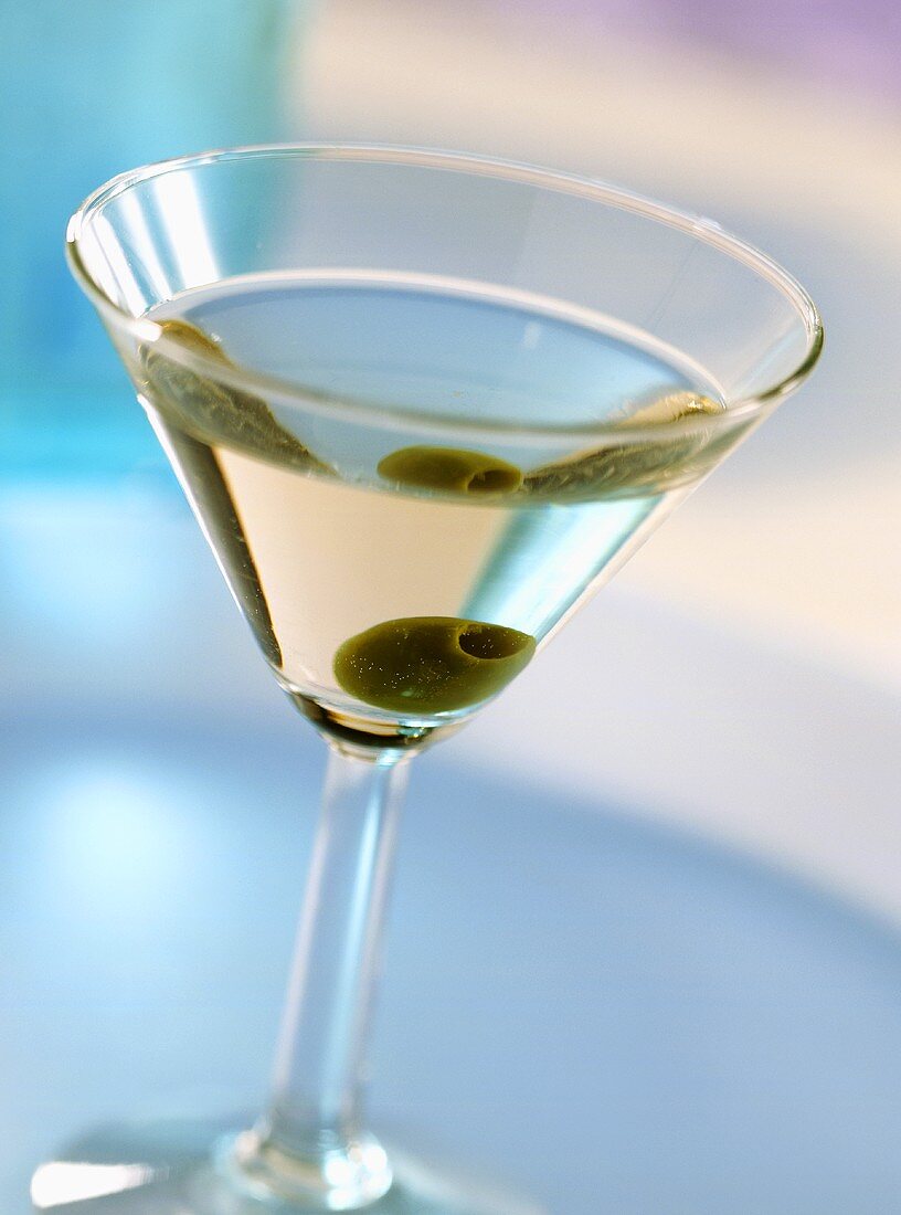 Martini Dry Cocktail (Drink mit Gin, Vermouth Dry und Olive)