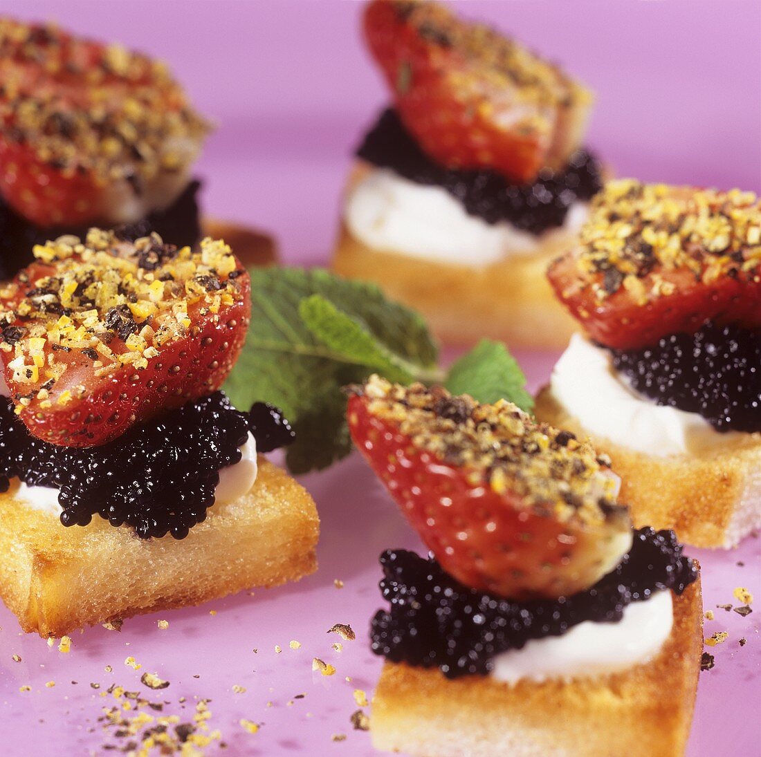 Crostini mit Kaviar, Erdbeeren und schwarzem Pfeffer