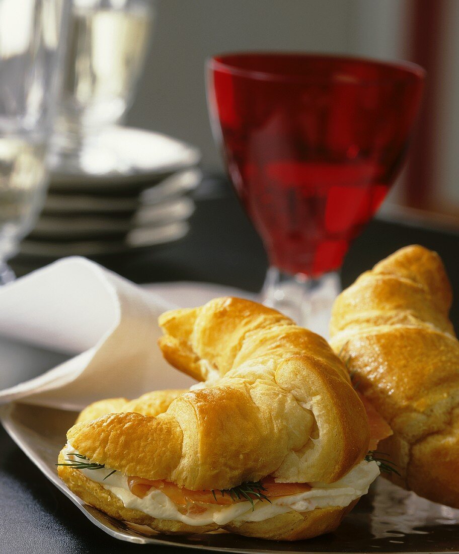Croissant-Sandwich mit Lachscreme auf einem Partytablett