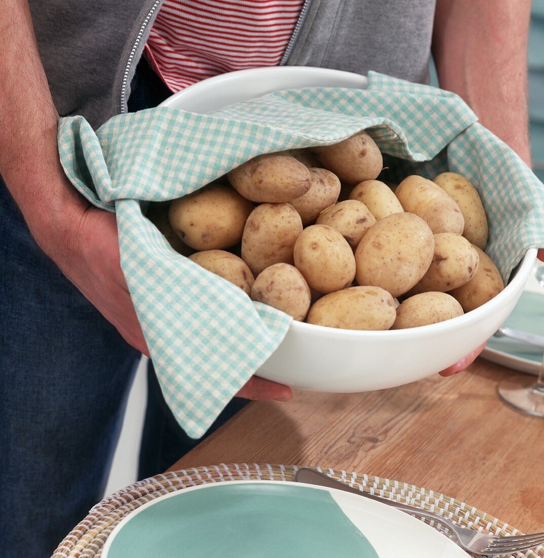 Frühkartoffeln als gekochte Pellkartoffeln in einer Schüssel