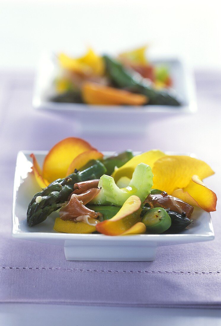 Spargel-Sellerie-Salat mit Parmaschinken und Rosenblättern