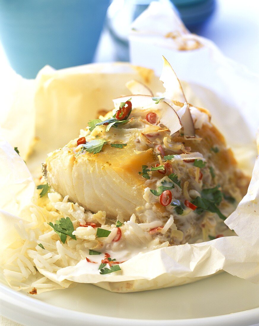 Cod with spicy coconut sauce baked in baking paper