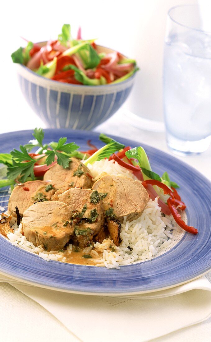 Schweinefilet mit Reis und Salat