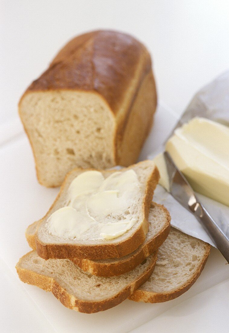 Weißbrot, mit Butter bestrichen