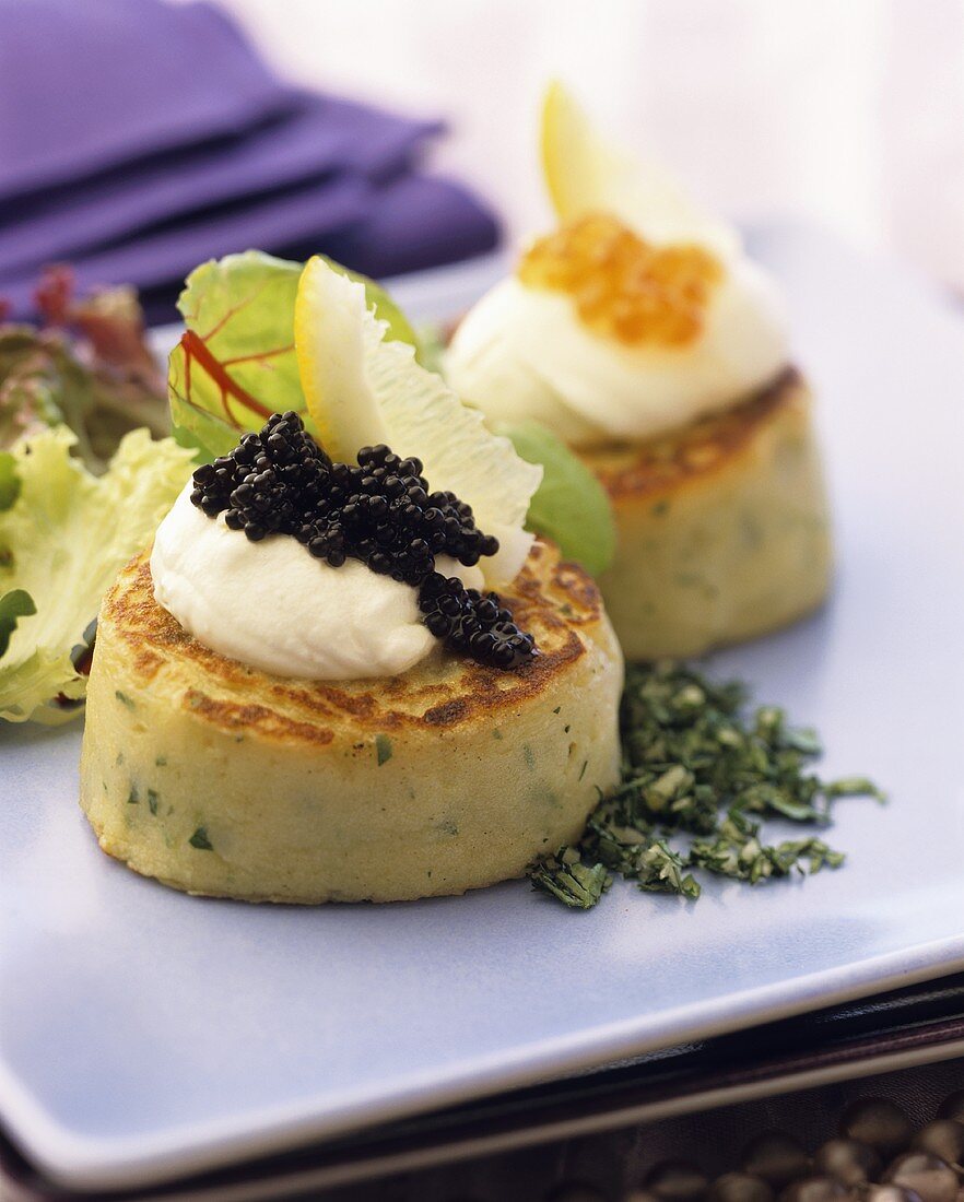 Kartoffelküchlein mit Creme fraiche und Kaviar