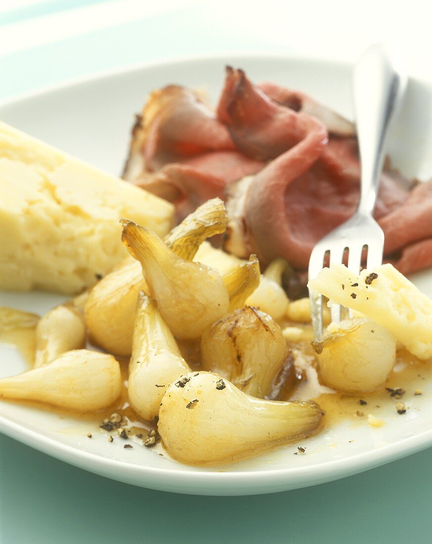 Eingelegte Schalotten mit Käse und Roastbeef