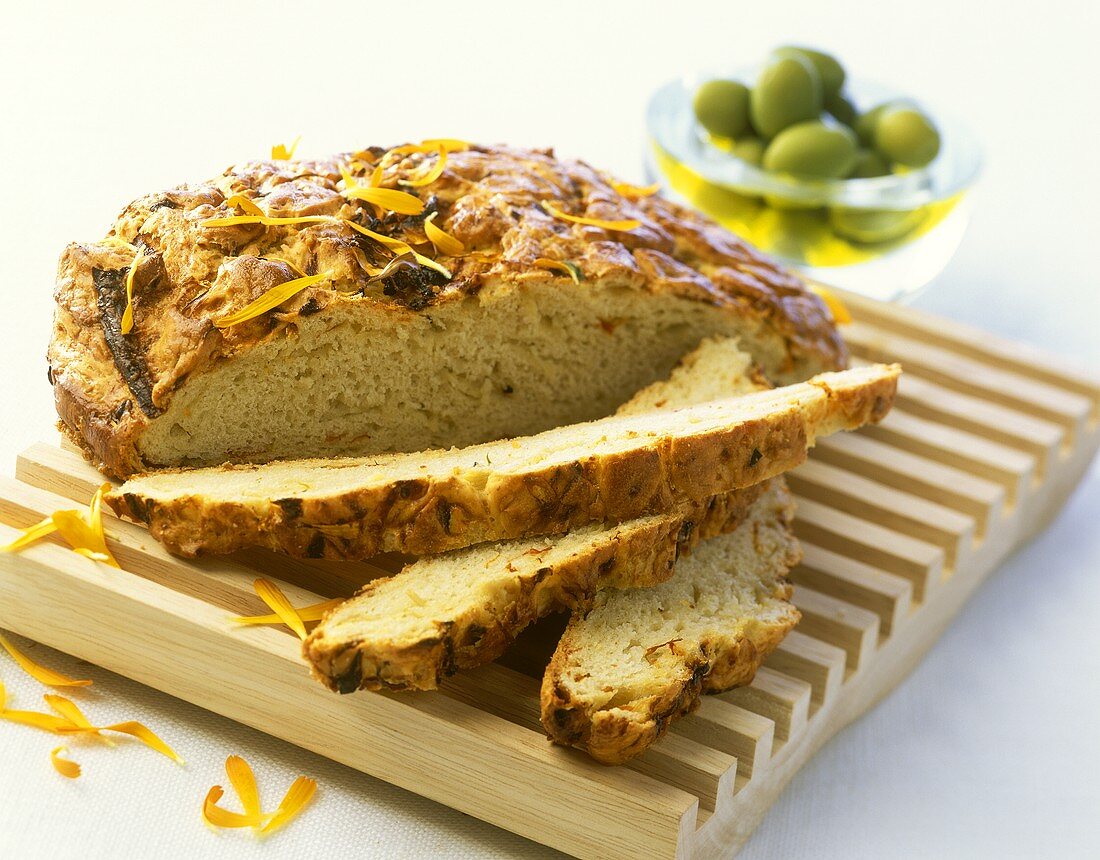 Ringelblumen-Zwiebel-Brot mit Käse überbacken