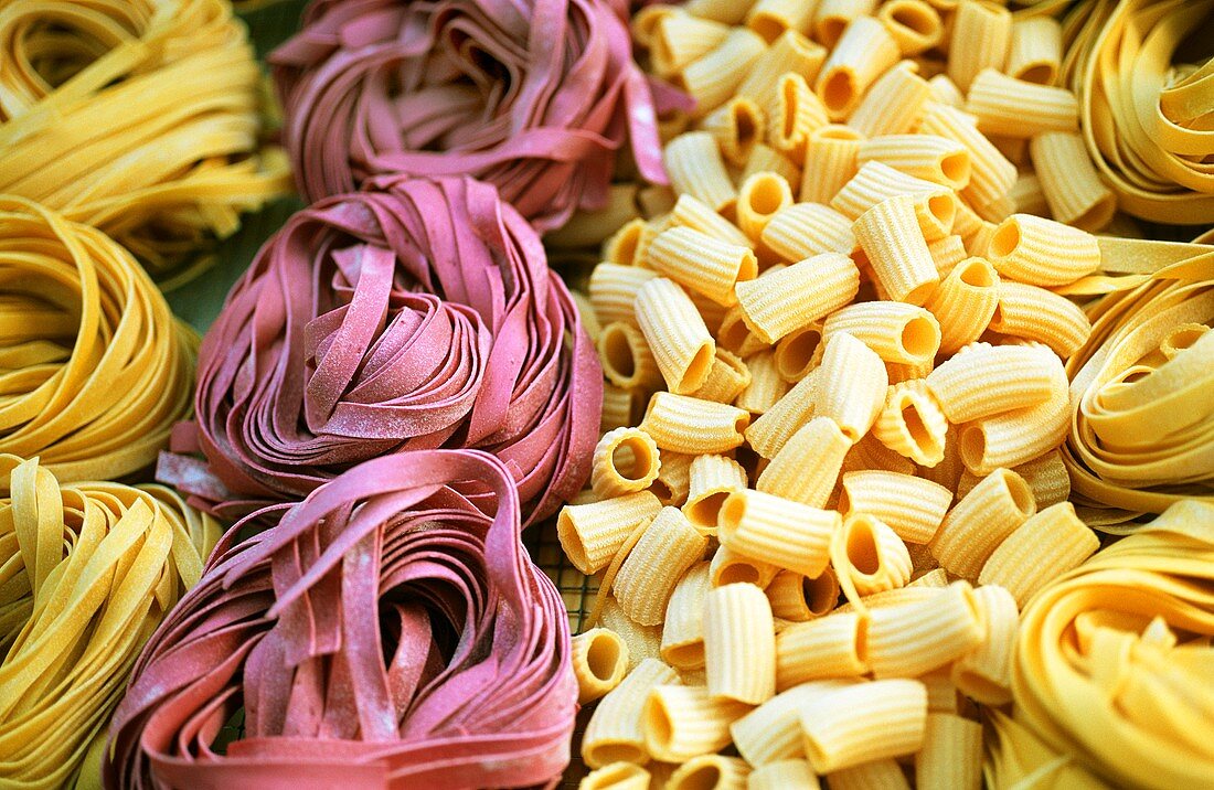 Tagliatelle, rote Fettuccine und kurze Maccheroni