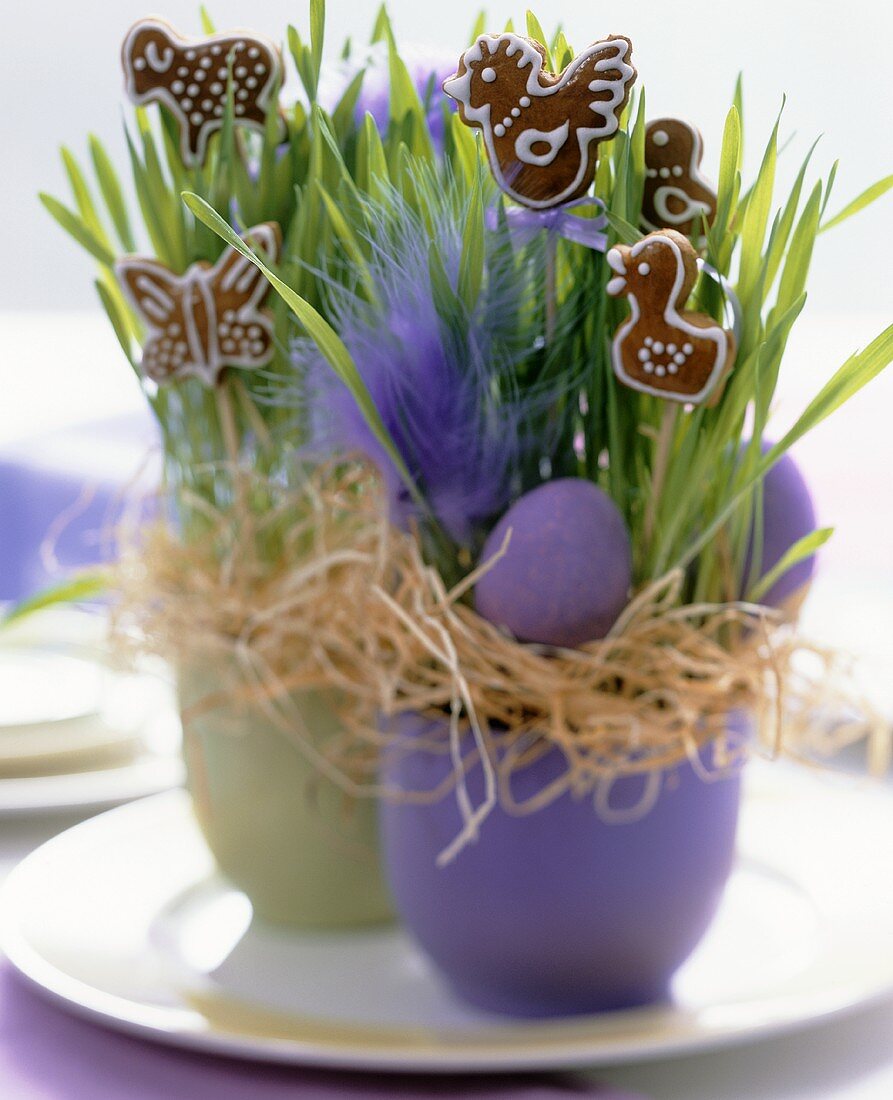 Osterlebkuchen stecken in Blumentöpfen mit Osterdekoration