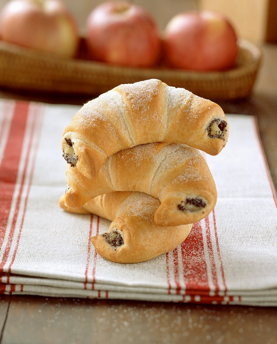 Süsse Hörnchen mit Mohn-Apfel-Füllung