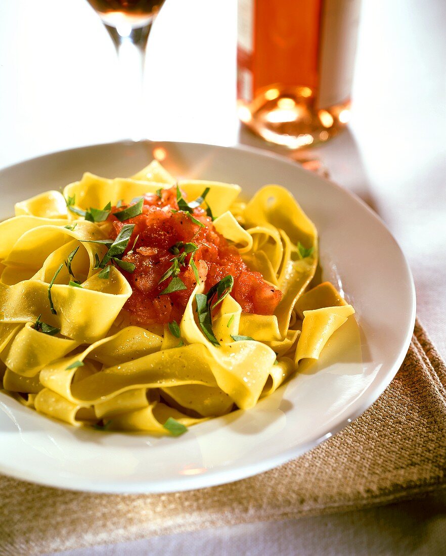 Pappardelle al pomodoro (Broad ribbon pasta with tomato sauce)