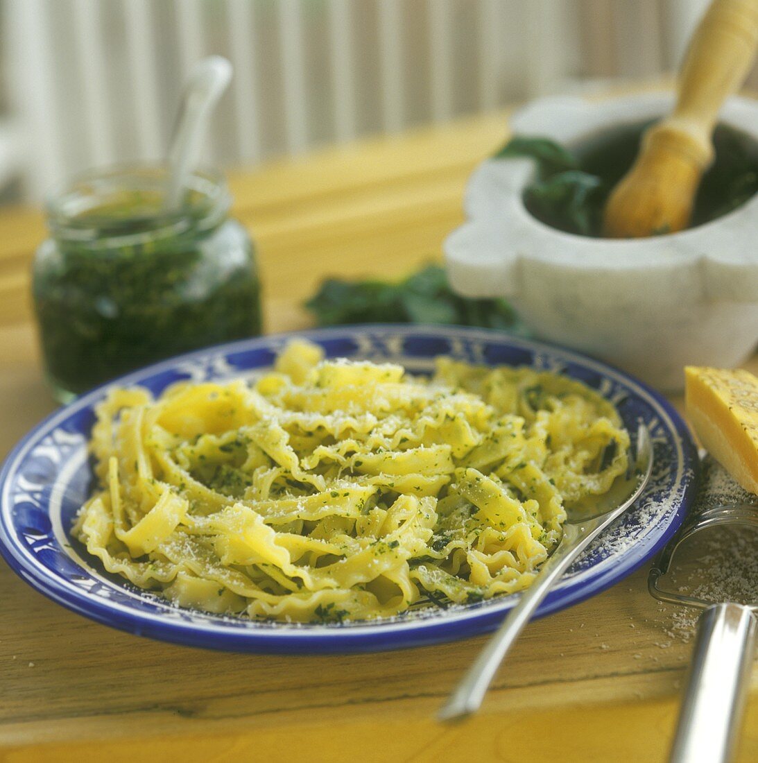 Malfalde verdi (Malfalde pasta with ramsons (wild garlic) pesto)