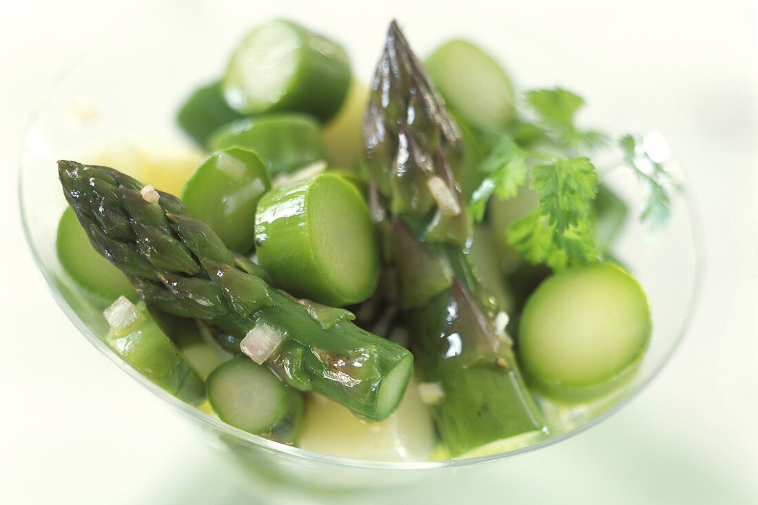 Spargelsalat von grünem und weißem Spargel