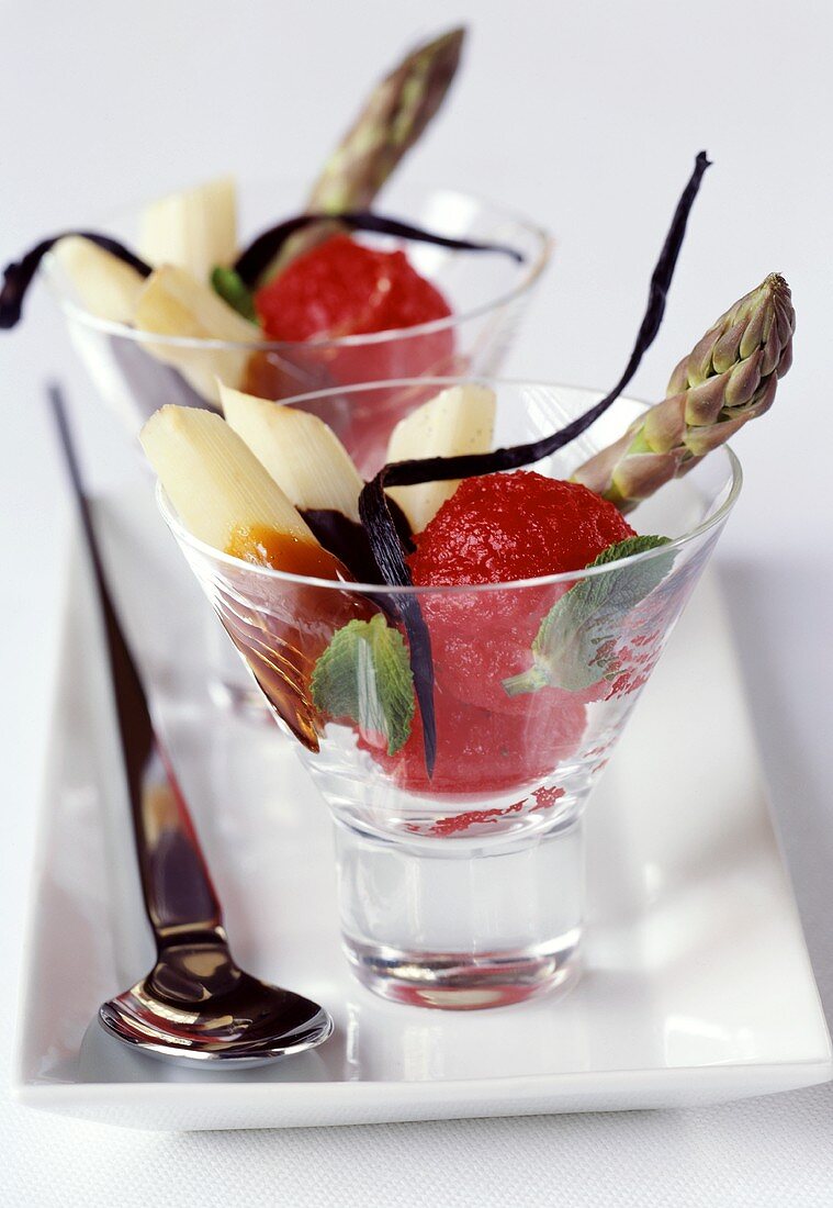 Spargel mit Erdbeersorbet und Vanille und Karamellsauce