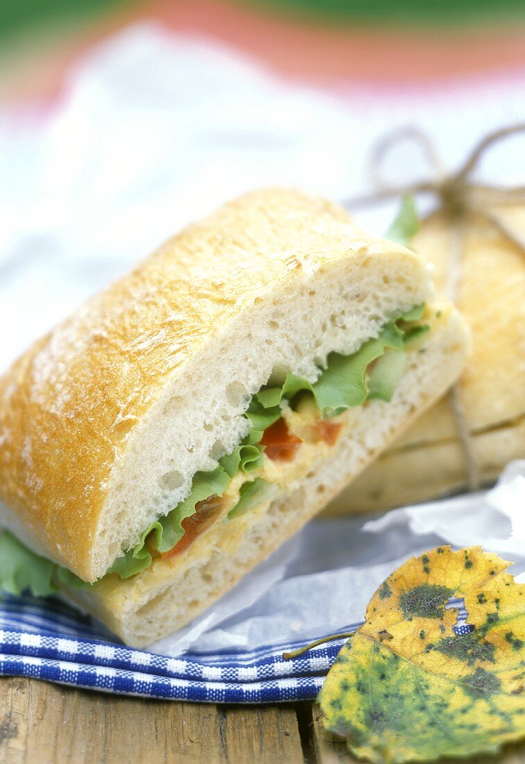 Brötchen-Sandwich mit Salat und Hummus (Kichererbsenpaste)