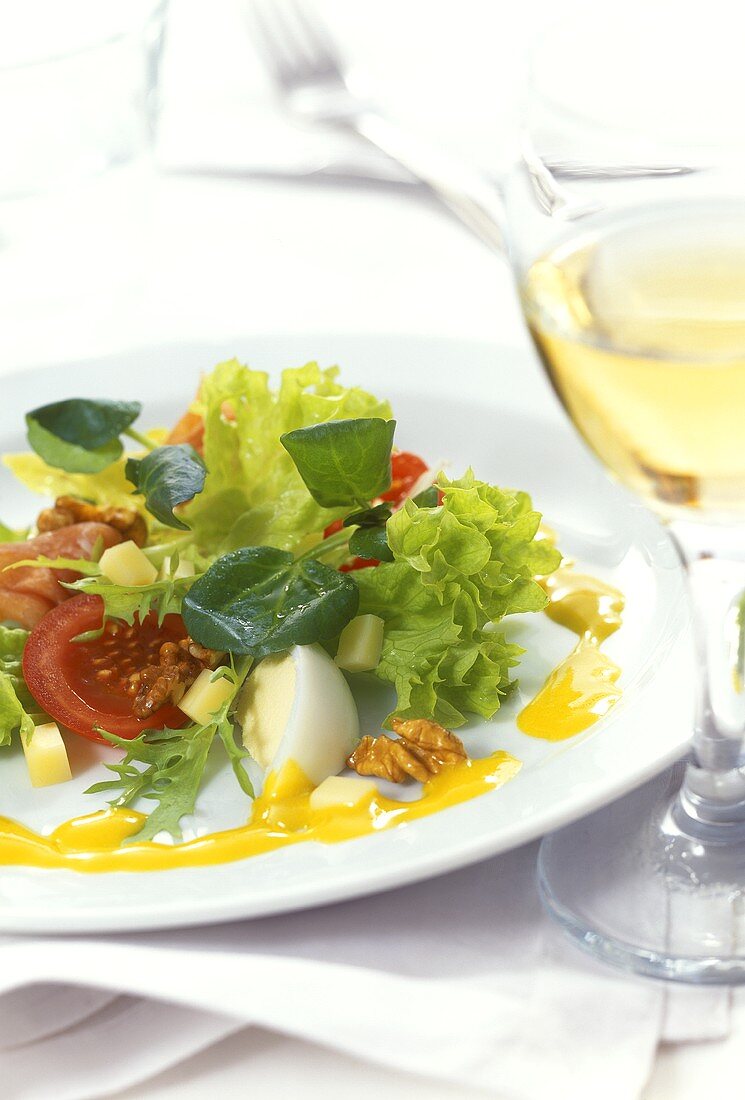 Grüne Salate mit Käse, Ei, Schinken und Walnüssen & Senfsauce