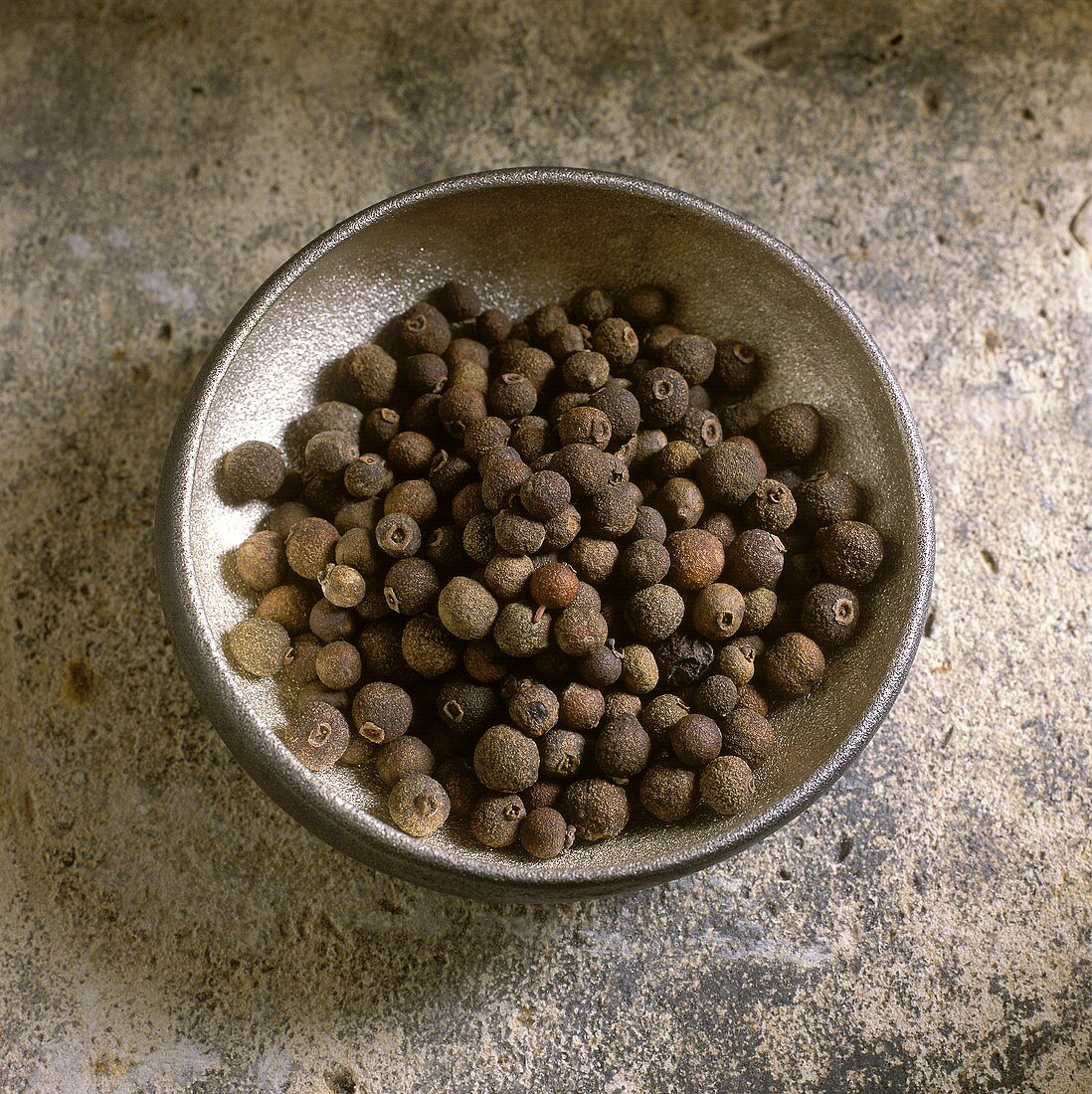 Jamaica-Pfefferkörner in einem Eisenschälchen