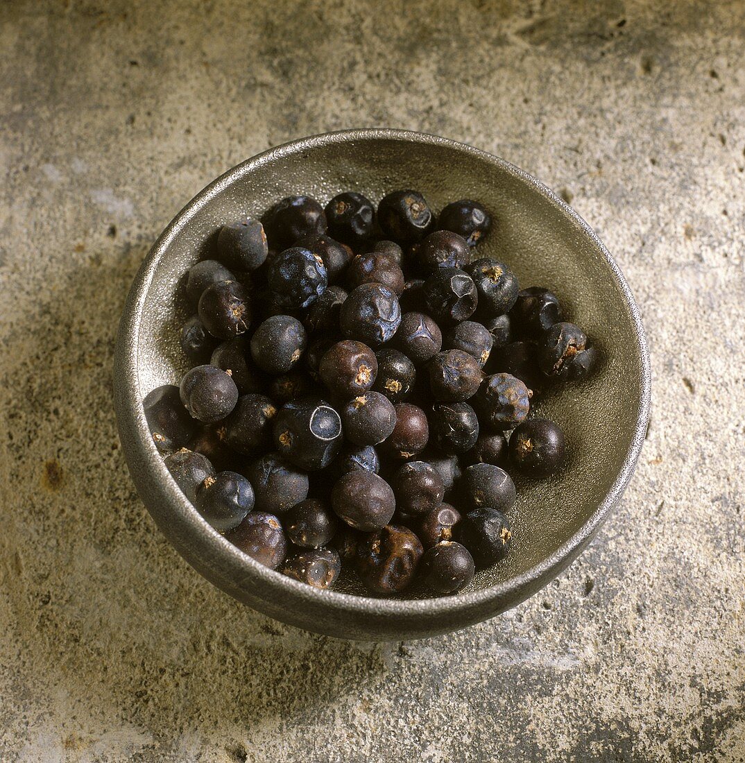 Wacholderbeeren in einem Eisenschälchen