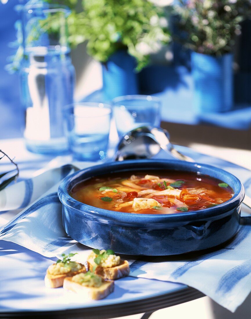 Bouillabaisse und Knoblauchbaguette