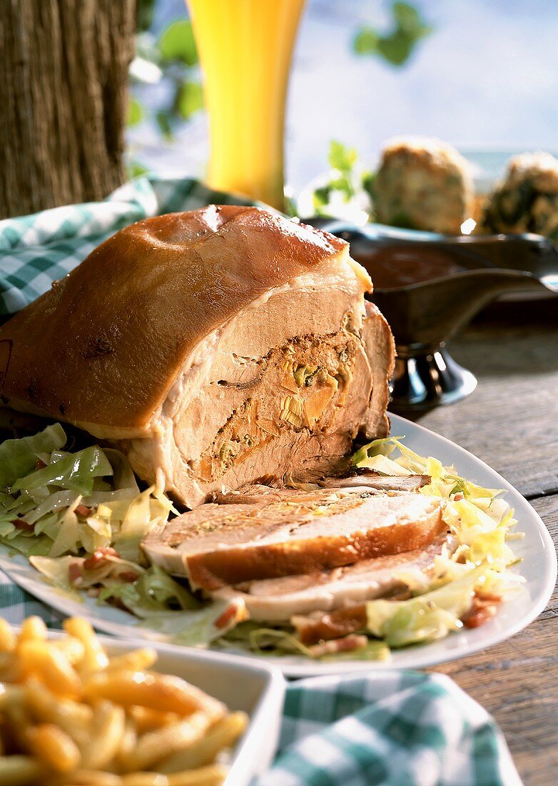 Gefüllter Schweinenackenbraten mit Weisskraut