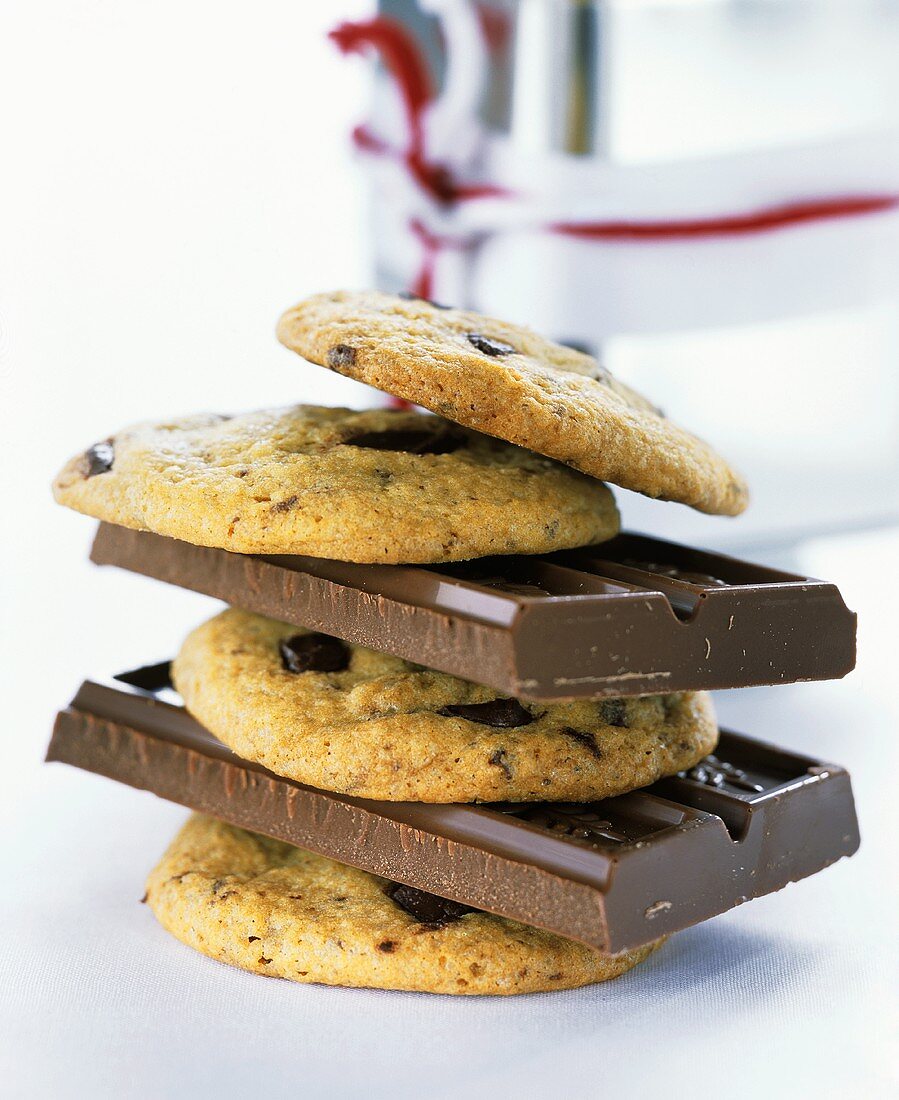 Schokocookies und Schokoladenstücke gestapelt