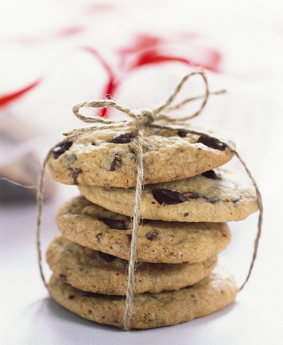 Five chocolate cookies tied in a parcel