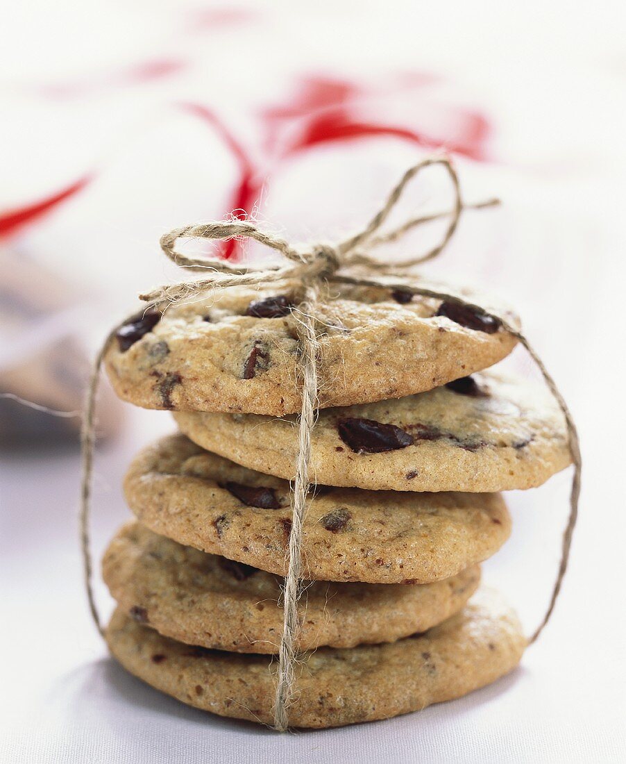 Fünf Schokocookies zu einem Päckchen verschnürt