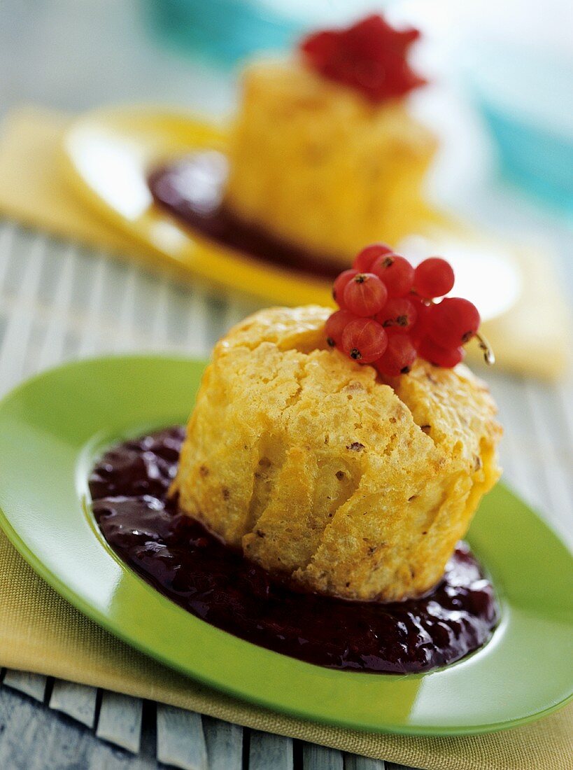 Rice muffins with redcurrant sauce