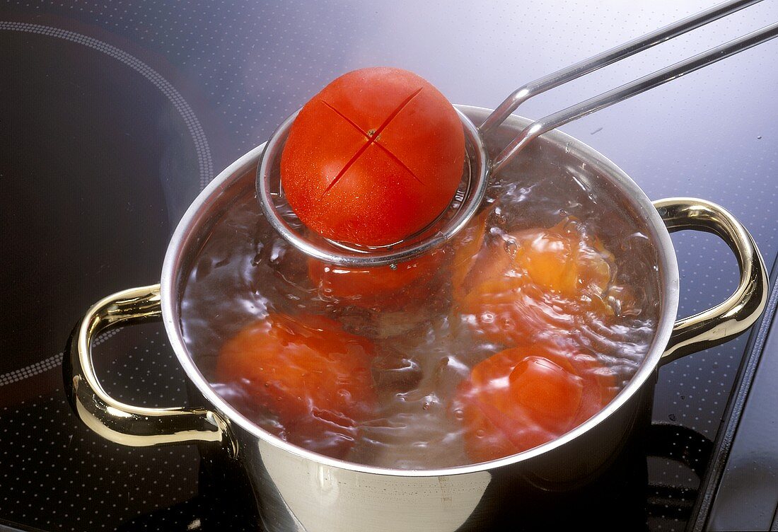 Tomaten häuten (in kochendem Wasser)