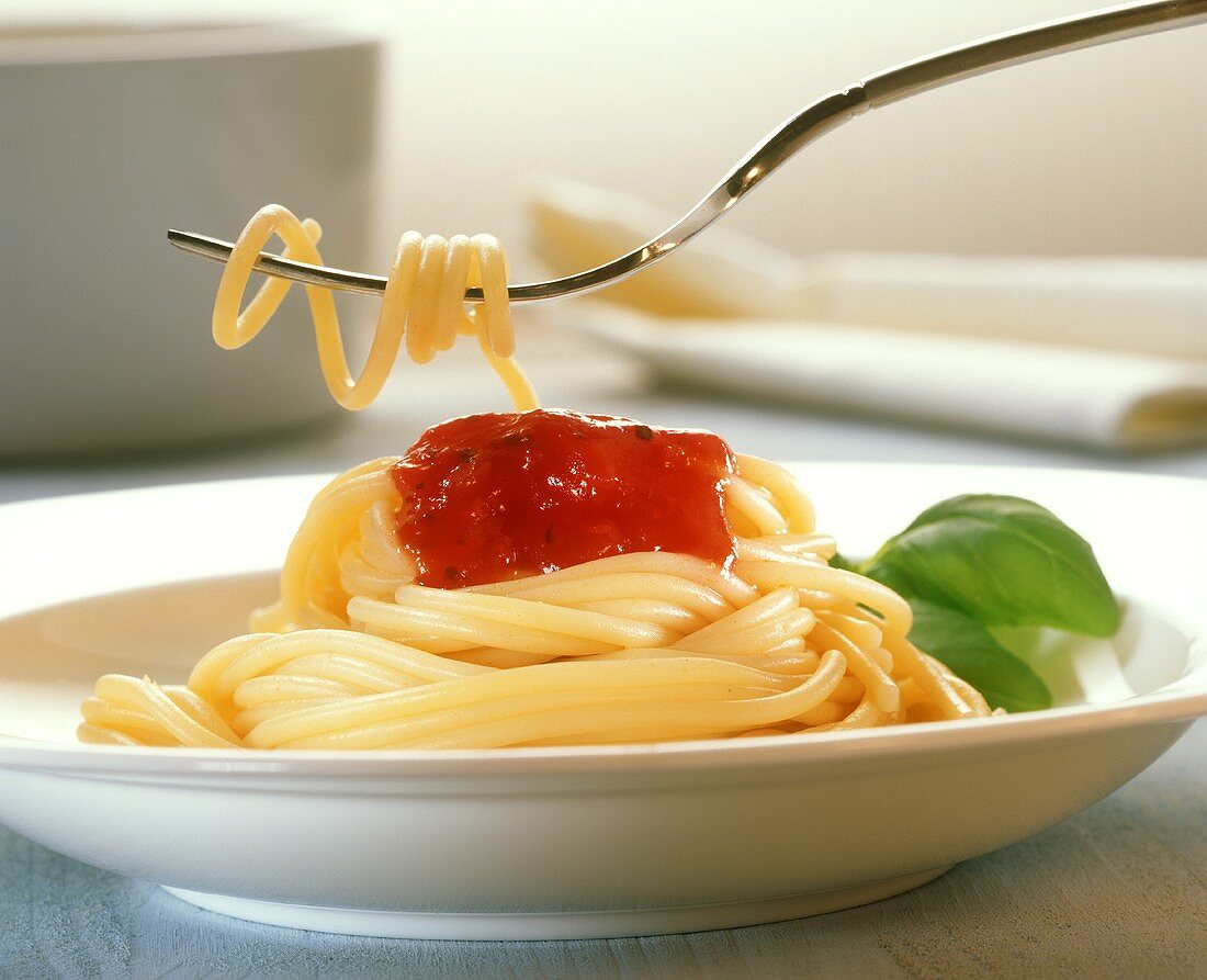 Spaghetti al pomodoro (Spaghetti mit Tomaten & Basilikum)