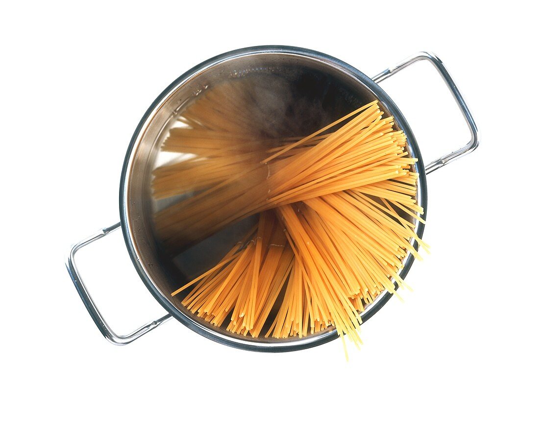 Spaghetti in pan