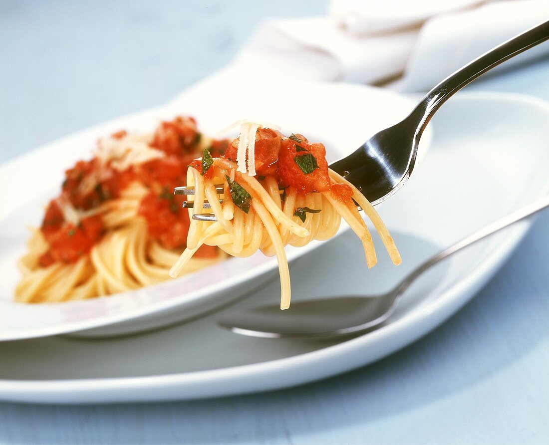 Spaghetti alla napoletana (Nudeln mit Tomaten & Basilikum)