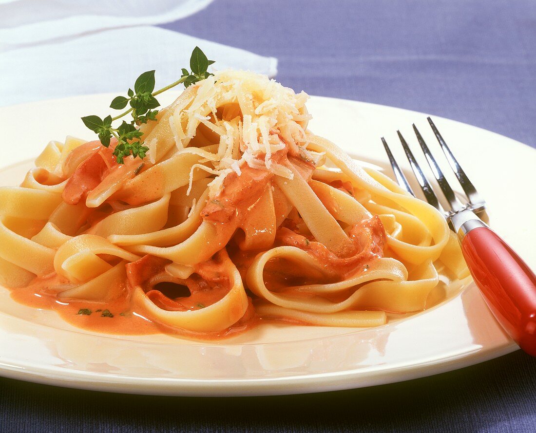 Fettuccine al prosciutto (Nudeln mit Tomatensauce & Schinken)